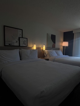 Room, 2 Queen Beds, Accessible, Bathtub (Mobility)