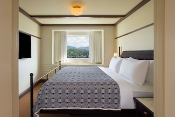 Deluxe Room, 1 King Bed with Sofa bed, Lake View