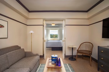 Deluxe Room, 1 King Bed with Sofa bed, Lake View