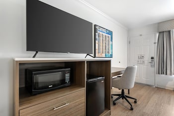 Standard Room, 1 King Bed, Accessible, Refrigerator & Microwave