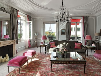 Suite Eiffel Haute Couture