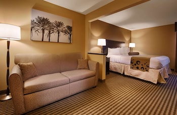 Deluxe Suite, 1 King Bed with Sofa bed, Non Smoking, Refrigerator & Microwave (with Sofabed)