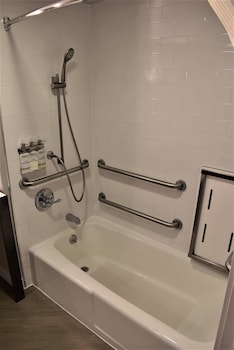 Standard Room, 1 King Bed, Accessible (Grab Bar)