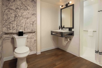 Room, 2 Queen Beds, Roll-in Shower (Forest View ADA)