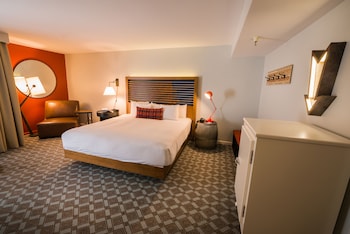 Deluxe Suite, 1 Queen Bed with Sofa bed, Accessible (Grab Bar)