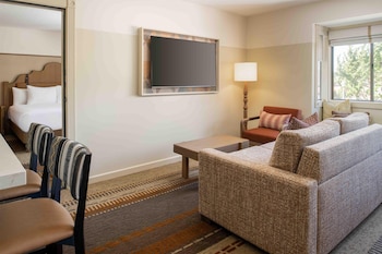 Deluxe Suite, 1 King Bed with Sofa bed, Resort View