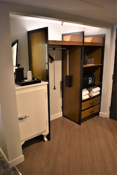 Deluxe Suite, 1 Queen Bed with Sofa bed, Accessible (Grab Bar)