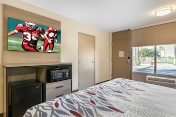 Superior Room, 1 King Bed, Roll-in Shower (Smoke Free)