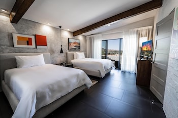 Suite, 2 Double Beds (Camelback)