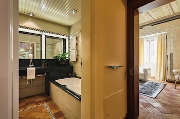 Design Room, 1 King Bed (Deluxe)