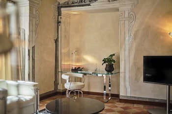 Design Room, 1 King Bed (Deluxe)