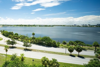 Deluxe Room, 1 King Bed with Sofa bed, Lake View