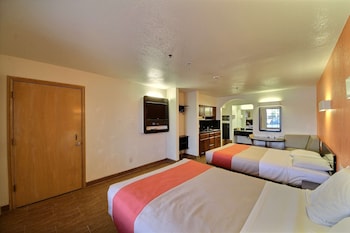Deluxe Room, 2 Queen Beds, Smoking, Kitchenette