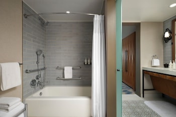 Room, 2 Queen Beds, Pool View (Mobility/Hearing Accessible, Tub)