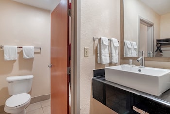 Deluxe Room, 1 King Bed, Accessible (Smoke Free)