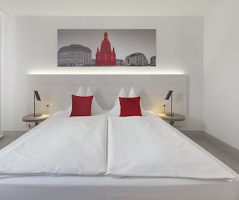 Standard Room (Queen Bed)