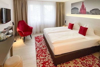 Standard Room (Queen Bed)