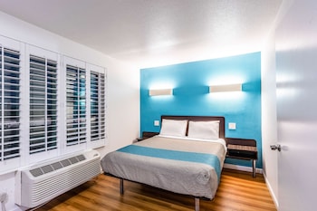 Standard Suite, 1 Queen Bed, Non Smoking, Refrigerator & Microwave