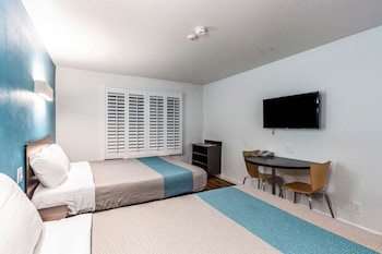 Deluxe Room, 2 Queen Beds, Non Smoking, Refrigerator & Microwave