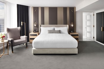 Apartment, 1 King Bed with Sofa bed (Mobility Accessible, Roll-In Shower)