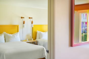 Room, 2 Queen Beds, Mountain View