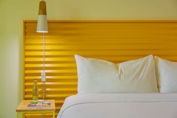 Room, 1 King Bed, Pool View