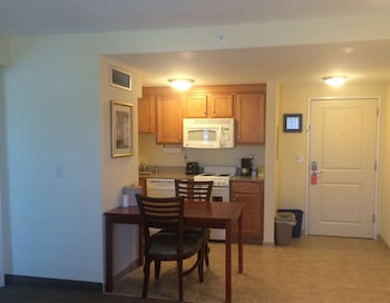Deluxe Suite, 1 Queen Bed, Non Smoking, Kitchenette