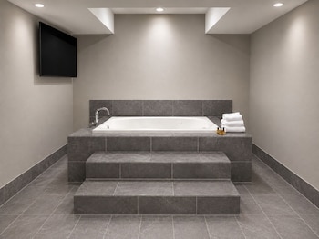 Suite, 1 King Bed, Non Smoking, Jetted Tub