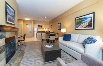 Suite, 1 King Bed with Sofa bed