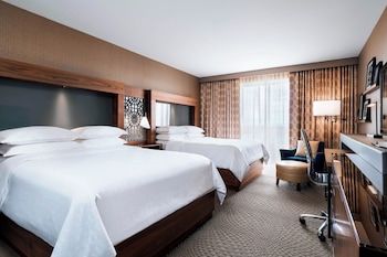 Room, 2 Queen Beds, Club Lounge Access (Airport View)