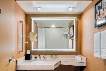 Room, 2 Queen Beds, Club Lounge Access (Airport View)