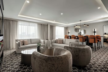 Suite, 1 Bedroom, Club Lounge Access (Airport View)