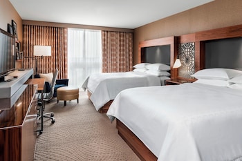 Room, 2 Queen Beds, Club Lounge Access (Airport View)