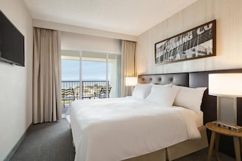 Deluxe Suite, 1 King Bed with Sofa bed, Mobility Accessible, Microwave (Roll-in Shower)