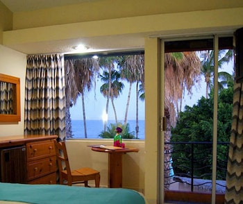 Standard Room, 1 King Bed, Partial Ocean View