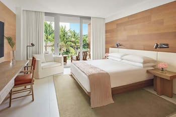 Bungalow room, 1 King Bed (Pool View)