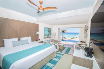 Junior Suite King Beachfront Swim up