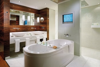 Suite, 1 King Bed, Corner