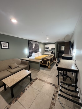 Suite, 1 King Bed, Non Smoking