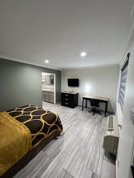 Suite (1 King and 1 Queen bed)