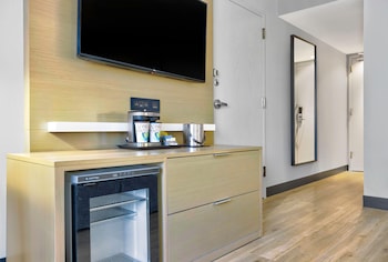 Room, 1 King Bed, Mobility Accessible (Mobility)