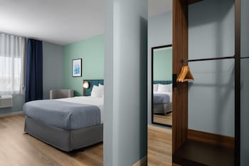 Room, 1 King Bed, Mobility Accessible, Non Smoking (Hearing, Roll-in Shower)
