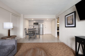 Deluxe Suite, 1 King Bed, Non Smoking, Kitchenette (Jetted Tub)