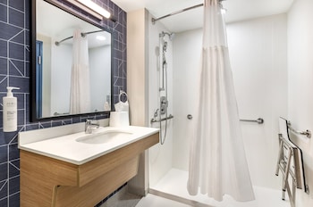 Room, 1 King Bed, Accessible (Mobility & Hearing, Roll-in Shower)