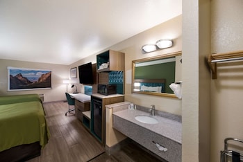 2 Queen Beds, Nonsmoking, Pet Friendly
