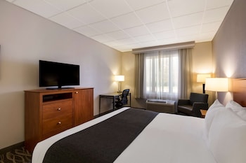Standard Room, 1 Queen Bed, Non Smoking, Refrigerator & Microwave (1st Floor)