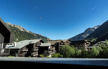 Deluxe Suite with Living Room, Terrace and Mountain View