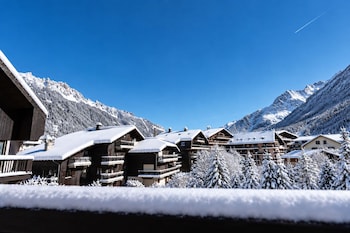 Deluxe Suite with Living Room, Terrace and Mountain View