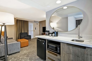 Suite, 1 King Bed, Corner