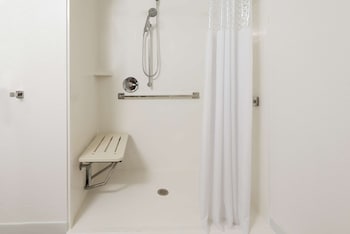 Room, 2 Queen Beds (Roll-In Shower)
